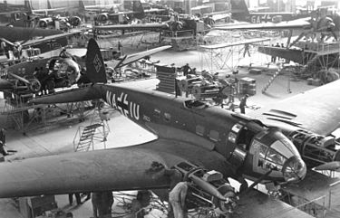 He 111 production in 1939 Bundesarchiv Bild 101I-774-0011-34, Produktion von Flugzeug Heinkel He 111 P-4.jpg