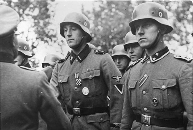 1940년 6월 21일 촬영된 무장친위대 병사들.