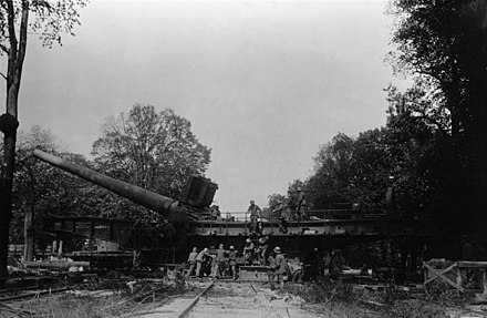 Long Max mounted on its combined railway and firing platform.