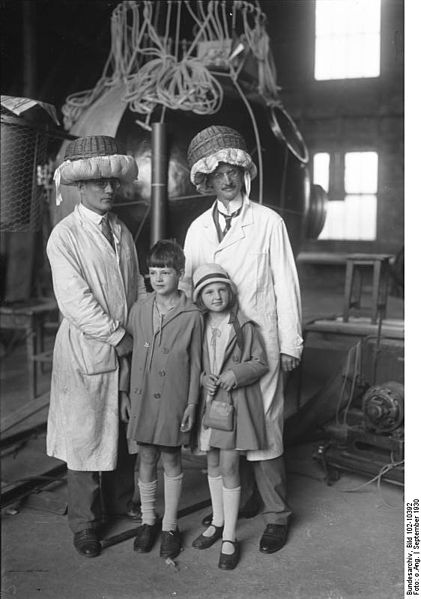 File:Bundesarchiv Bild 102-10392, Prof. Auguste Piccard mit seinen Kindern.jpg