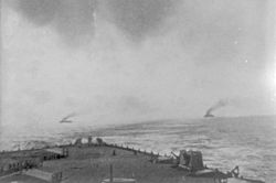 A német hajók nyomába szegődő brit csatacirkálók a Goeben tatjáról fényképezve (1914. augusztus 4.)