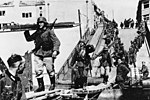 Duitse Wehrmachtsoldaten leggen een noodbrug aan, 14 mei 1940