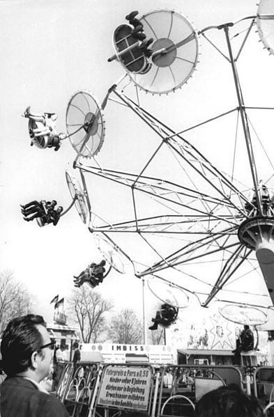 File:Bundesarchiv Bild 183-L0513-0006, Leipzig, Vergnügungspark "Kleinmesse".jpg