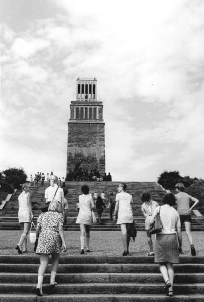 File:Bundesarchiv Bild 183-L0815-0019, Gedenkstätte Buchenwald, Glockenturm.jpg