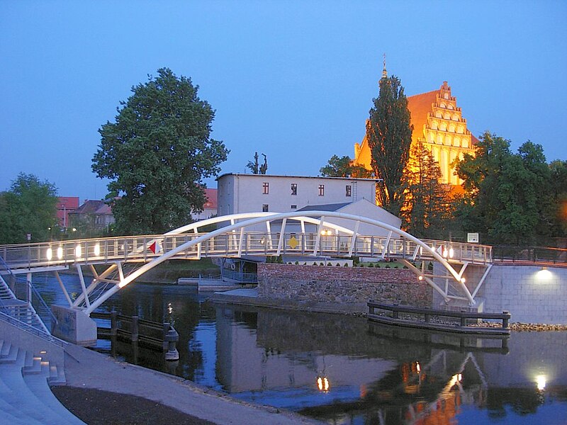 File:Bydgoszcz kładka przy operze nova.jpg