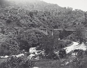 Jembatan rel kereta api yang melintasi Batang Anai