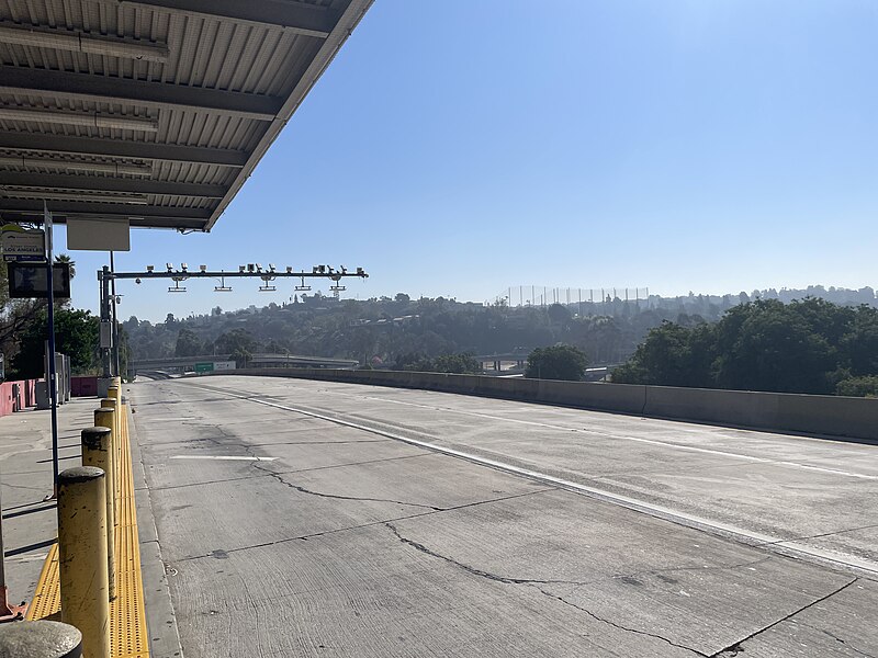 File:CSULA WB busway platform, October 2023.jpg