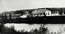 Edifícios em um terraço de rio