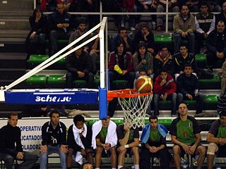 Canasta de baloncesto en el Pabellón Multiusos Ciudad de Cáceres