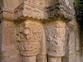 Capitéis sul, decorados com figuras antropomórficas e motivos vegetais.