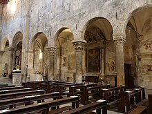 Right side aisle Carrara-cattedrale-navata destra.jpg