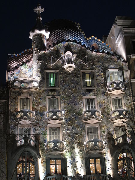 File:Casa Batlló facade at night.JPG