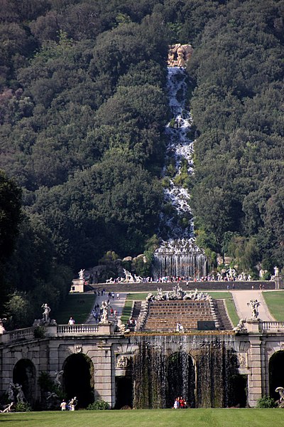 File:Cascadas jardín Caserta 43.jpg