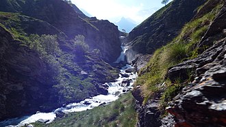 Cascata che crea il lago