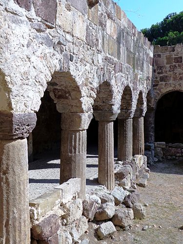 The cloisters Cattedrale Lipari 06.jpg