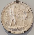 הרקולס והאיילה מקריניאה בתבליט אוסילה (אנ') מהמאה ה-1 מפומפיי במוזיאון הלאומי לארכאולוגיה של נאפולי