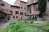 fotografia dell'interno del chiostro della collegiata di San Salvi