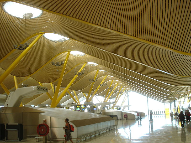 File:Columnas amarillas Barajas Madrid.jpg