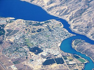 Lake Dunstan, which at Cromwell is divided into the three arms Dunstan Arm (top left), Clutha Arm (right) and Kawarau Arm (bottom right)