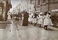 Défilé en robe blanche en centre ville, Le Havre, 1904.jpg
