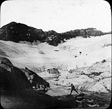Glacier dit Seil de la Baque descendant sur le lac du Portillon d'Oô, vers 1895. Crête des sommets de la frontière franco-espagnole : à gauche le pic du Portillon d'Oô, au centre le petit pic du Portillon, et à droite le pic du Seil de la Baque.