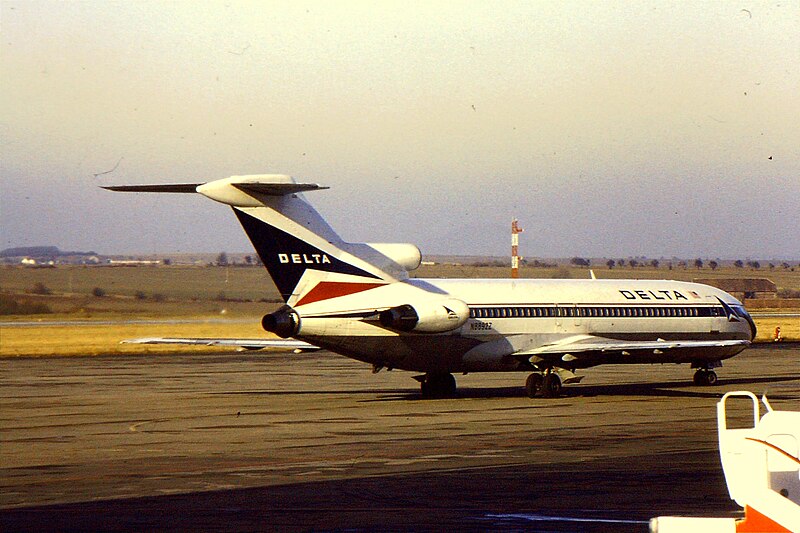 File:DL B727-200 N8892Z at PRG (16185924831).jpg