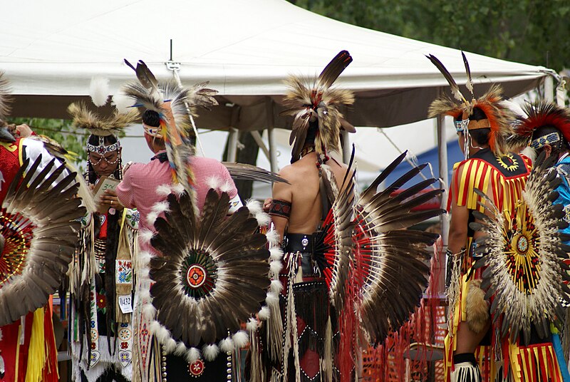 File:Danseurs de Pow-Wow traditionnel.jpg