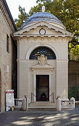 Eksterior dan interior makam Dante di Ravenna, dibangun tahun 1780.