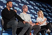 Los actores Emily Bett Rickards, Stephen Amell y David Ramsey discutiendo sus personajes en Heroes and Villains Fan Fest, San José en 2017