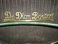 De Dion Buton Namensschild am Kühlergrill erl. in WP eingefügt