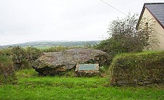 Iblis Quoit Dekat St Columb Major - geograph.org.inggris - 938072.jpg