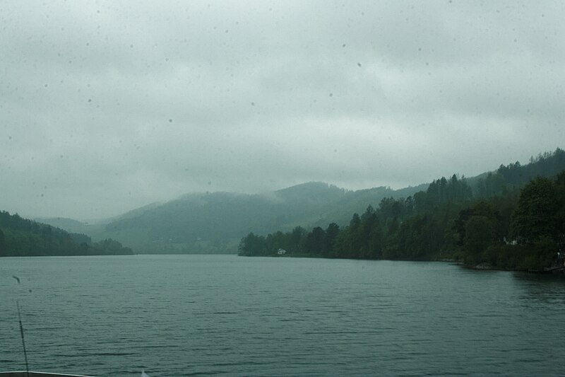 File:Diemelsee im Regen.jpg