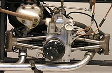 De motoren van de 350cc-K 32 en de 500cc-M 32 waren buitenbeentjes: kopkleppers op een zijklep-carter en daarom zaten de stoterstangen aan de zijkant, waar eerst de zijkleppen hadden gezeten.