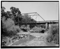 Kiriş açıklığının akış aşağı yüksekliği, Red Bank Creek boyunca güneybatıya bakış. - Red Bank Creek Köprüsü, Rawson Road'daki Red Bank Creek'i kapsayan Red Bluff, Tehama County, CA HAER CAL, 52-REBLU.V, 2-9.tif