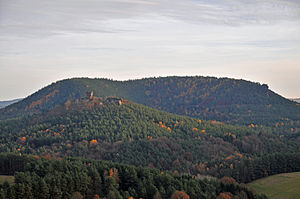 View from Sprinzel (Dickenberg pillar): In the foreground the Drachenfels ruins, behind it the northwest flank of the Heidenberg;  The Buchkammerfels can be seen on the right edge of the picture.