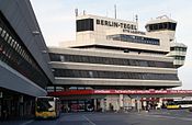 Bandara Tegel Berlin (kiri), akan digantikan oleh Bandara Brandenburg Berlin (kanan).