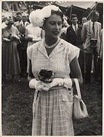 An example of the 'eggshell' half hat, also worn by Elizabeth II on her 1954 Australian tour, was trimmed with a pom-pom Elizabeth garden part 1954-04.jpg