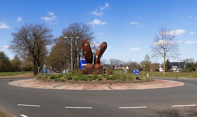 File:Enschede, sculptuur op rotonde F.Bolstraat - Helmerzijdeweg IMG 8867 2021-04-26 11.48.jpg