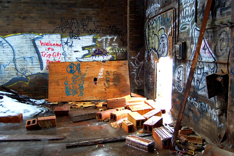 File:Entrance to the Don Valley Brickworks with graffiti.jpg