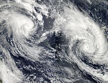 Satellitenbild von zwei tropischen Wirbelstürmen