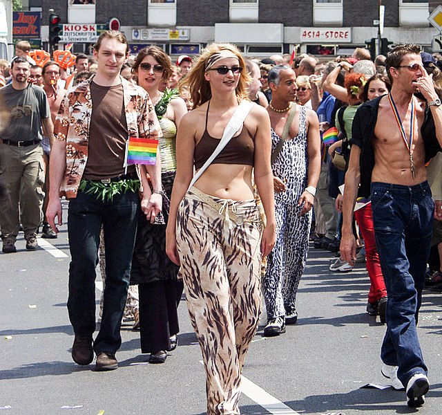 File:EuroPride 2002, Parade-7071619.jpg