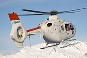 EC135 T1 från Franska SAF Hélicoptères under en räddnings operation på en skidort