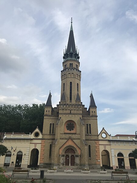 File:Evangelische Kirche in Cegléd.jpg