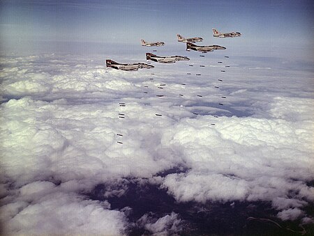 Tập tin:F-4B Phantoms of VF-161 and A-7C Corsairs of VA-86 drop bombs on Vietnam in March 1973.jpg