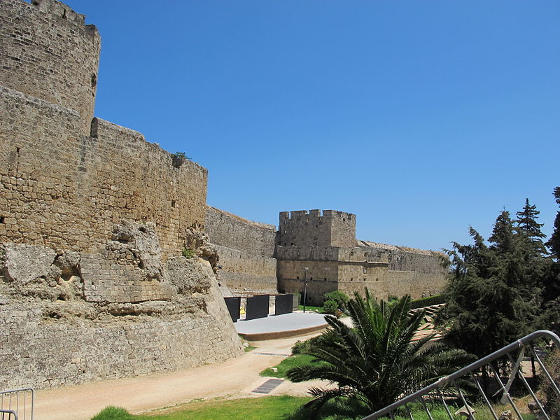 File:Fosato tra torre d'italia e porta san giovanni, bastione con stemma pierre d'aubusson 00.JPG