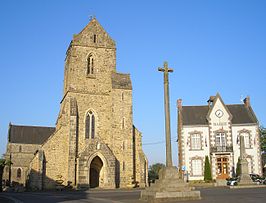 de Sint-Laurenskerk van Saint-Sauveur-Lendelin en het gemeentehuis van Saint-Sauveur-Villages