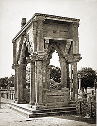 Gate of Teki Mandir, Gwalior Fort.jpg