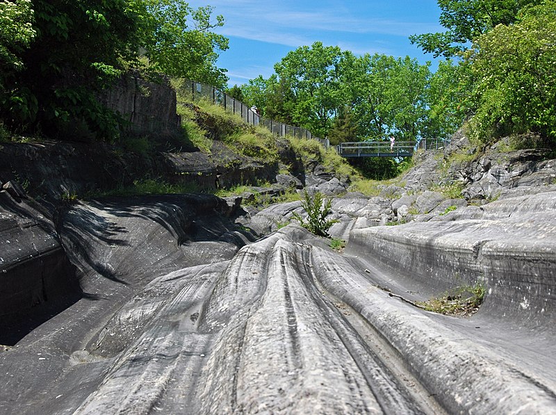 File:Glacial grooves on limestone (Kelleys Island, Lake Erie, Ohio, USA) 96 (48541507197).jpg