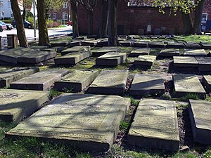 liegende Gabsteine auf dem Jüdischen Friedhof