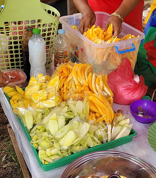 File:Green mangoes with vinegar, chili, salt, and soy sauce (Philippines) 01.jpg